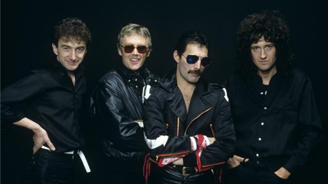Freddie Mercury, Brian May, John Deacon, Queen, Darkness. Wallpaper in 1280x720 Resolution
