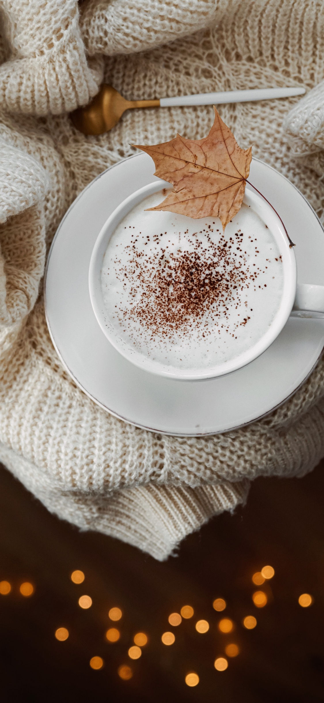 Tasse en Céramique Blanche Sur Textile Tricoté Blanc. Wallpaper in 1125x2436 Resolution