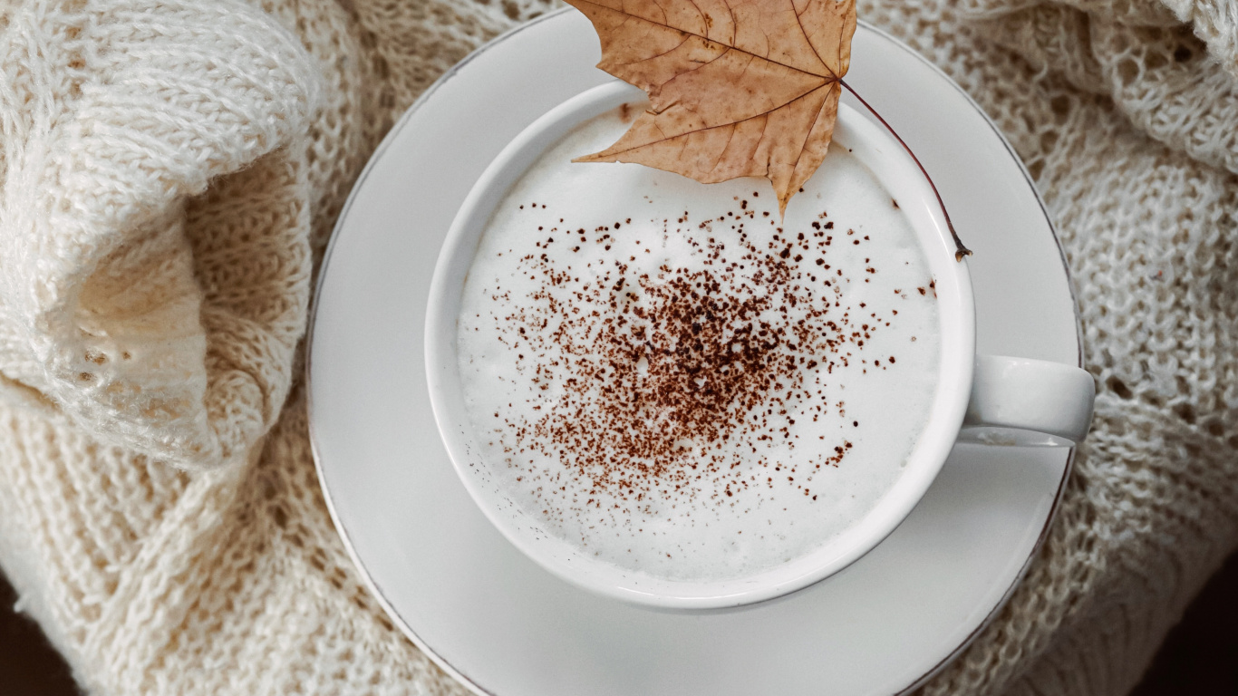 Weiße Keramiktasse Auf Weißem Strickstoff. Wallpaper in 1366x768 Resolution