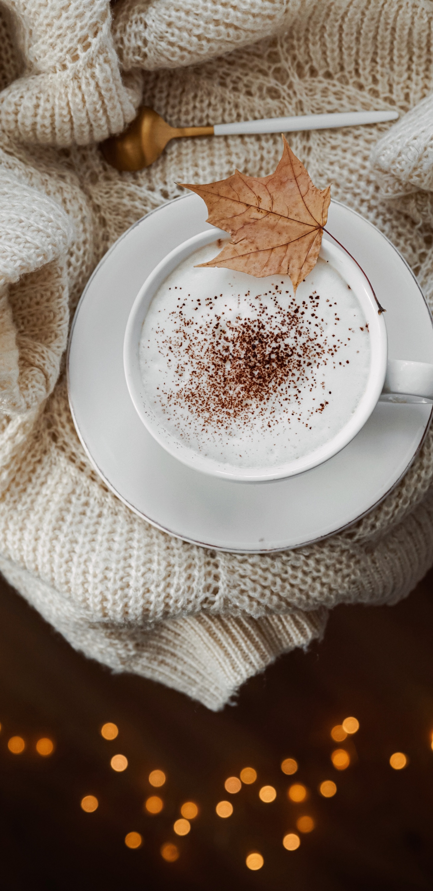 Weiße Keramiktasse Auf Weißem Strickstoff. Wallpaper in 1440x2960 Resolution