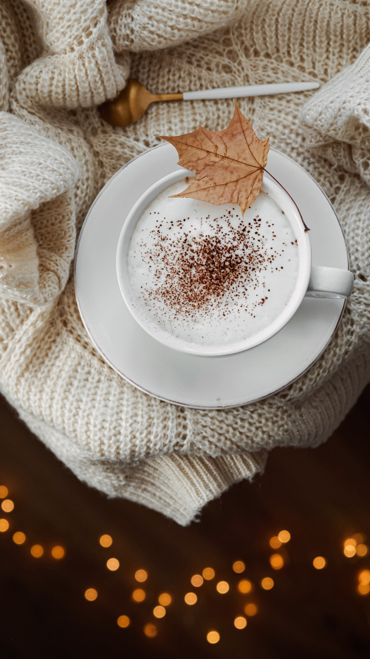 Weiße Keramiktasse Auf Weißem Strickstoff. Wallpaper in 750x1334 Resolution