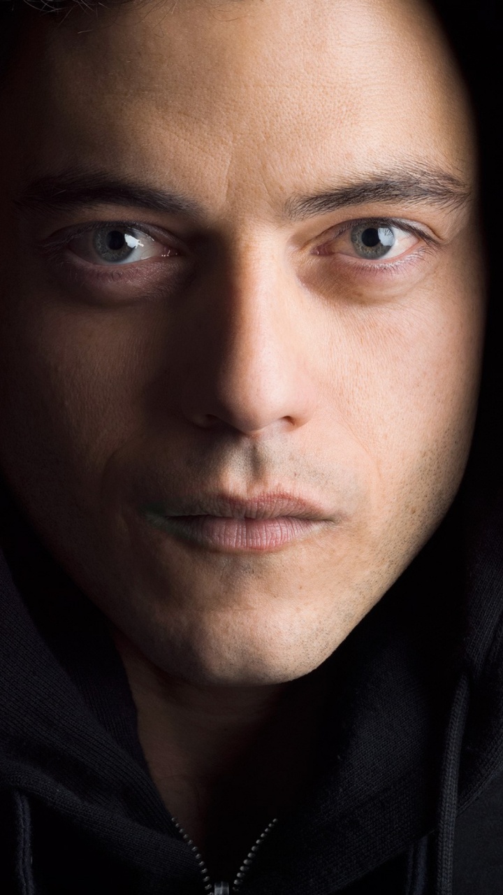 Frau im Schwarzen Hoodie Macht Selfie. Wallpaper in 720x1280 Resolution