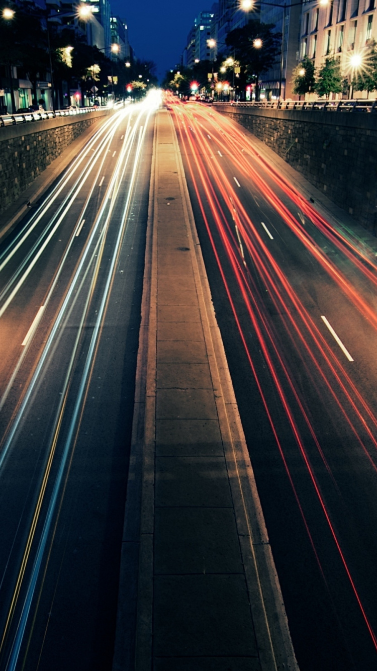 Coches en la Carretera Durante la Noche.. Wallpaper in 750x1334 Resolution