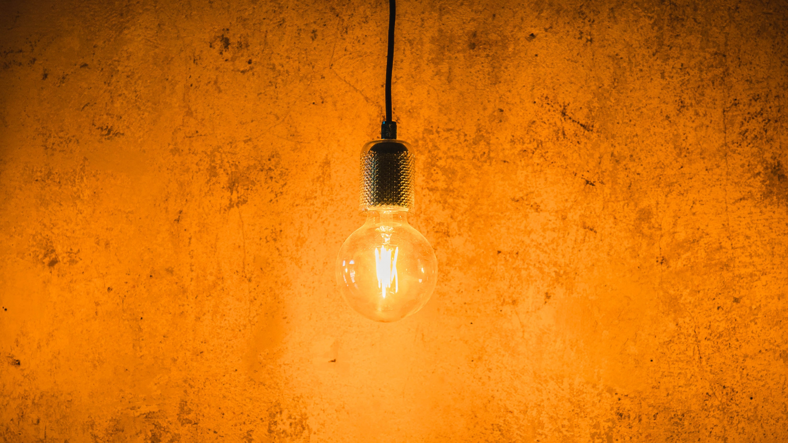 Ampoule Blanche Allumée Sur Mur Orange. Wallpaper in 2560x1440 Resolution