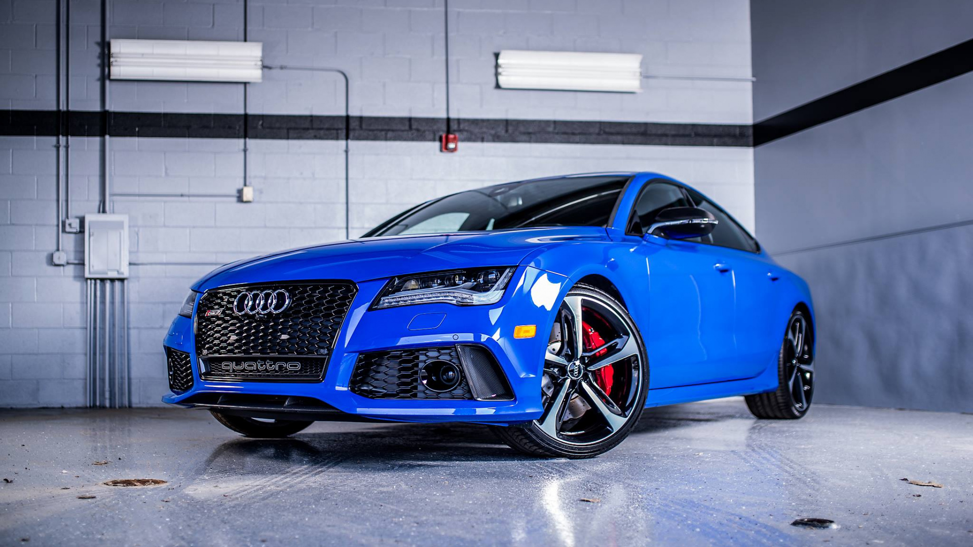 Audi r 8 Bleue Garée Dans le Garage. Wallpaper in 1920x1080 Resolution