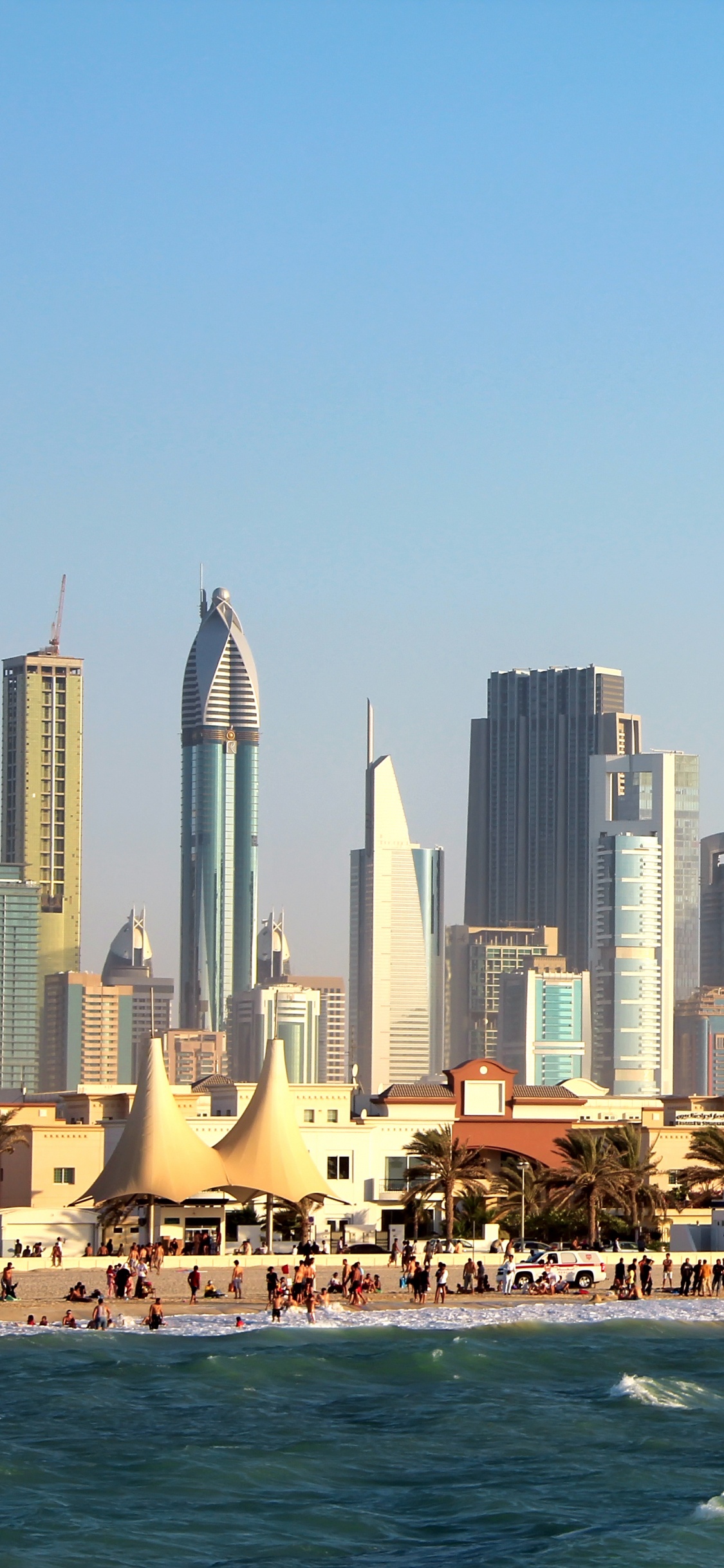 Skyline Der Stadt Über Gewässer Während Des Tages. Wallpaper in 1125x2436 Resolution