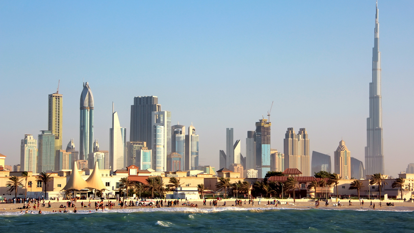 Horizonte de la Ciudad a Través Del Cuerpo de Agua Durante el Día.. Wallpaper in 1366x768 Resolution