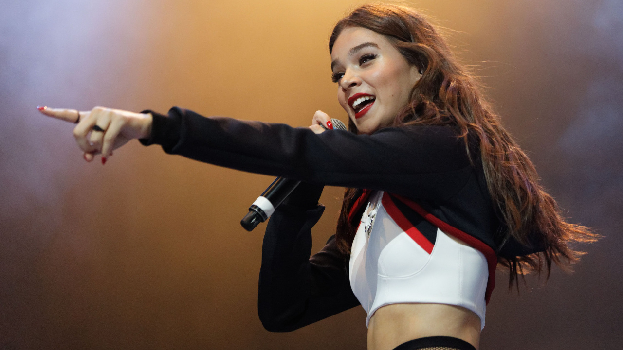 Hailee Steinfeld, Performance, Bras, Blond, Les Cheveux Longs. Wallpaper in 1280x720 Resolution