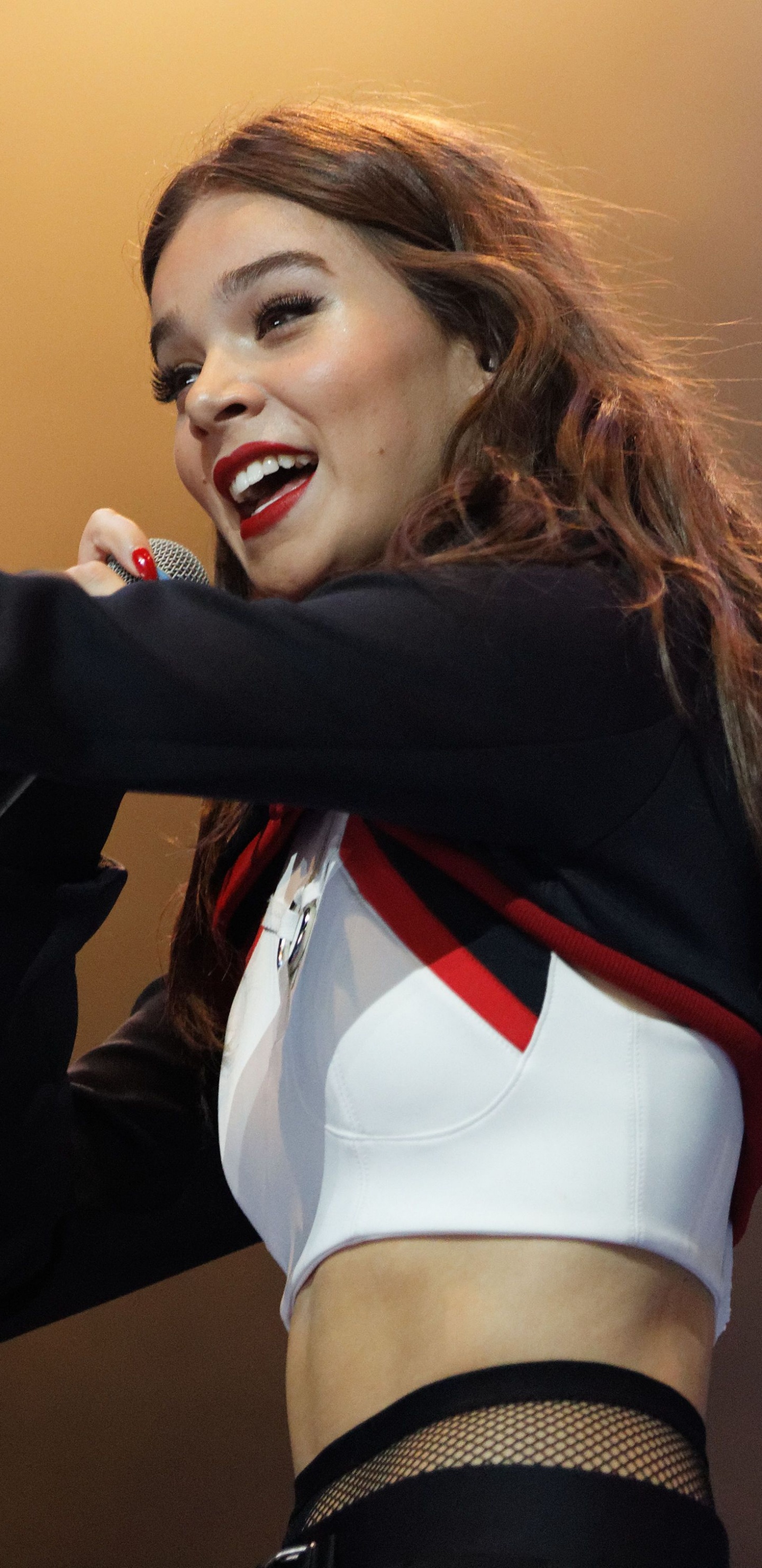 Hailee Steinfeld, Performance, Bras, Blond, Les Cheveux Longs. Wallpaper in 1440x2960 Resolution