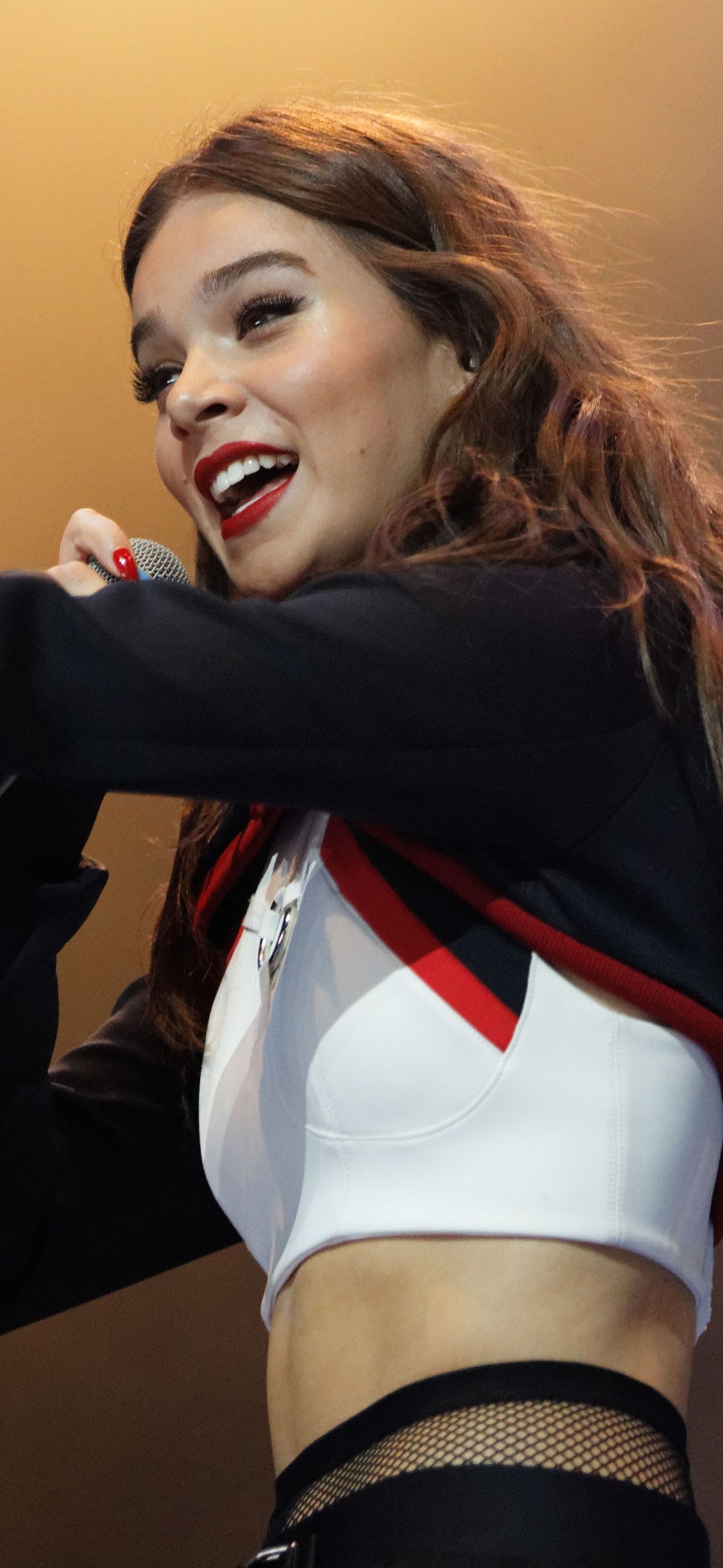 Hailee Steinfeld, Leistung, Arm, Blonde, Lange Haare. Wallpaper in 1125x2436 Resolution