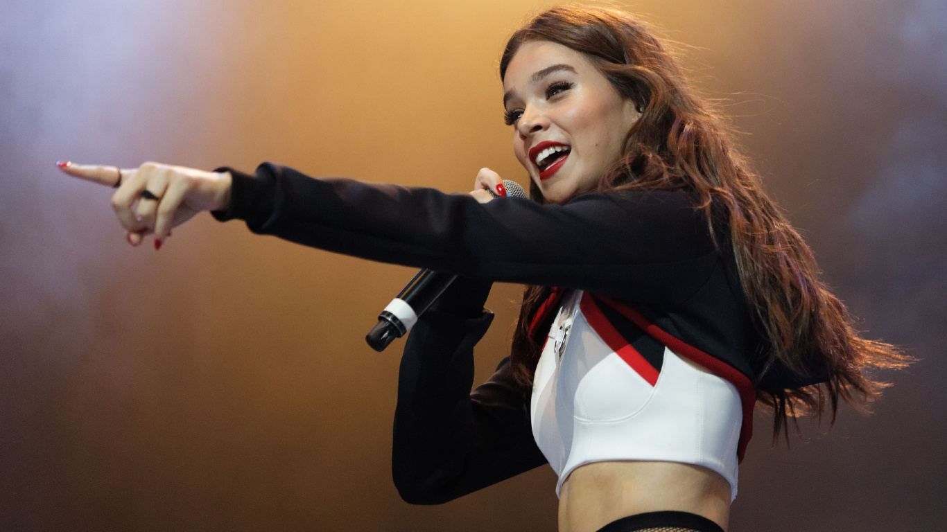 Hailee Steinfeld, Leistung, Arm, Blonde, Lange Haare. Wallpaper in 1366x768 Resolution