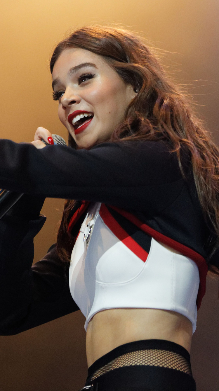 Hailee Steinfeld, Leistung, Arm, Blonde, Lange Haare. Wallpaper in 750x1334 Resolution