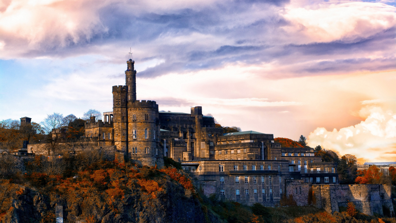 Edificio de Hormigón Marrón Bajo el Cielo Nublado Durante el Día. Wallpaper in 1366x768 Resolution
