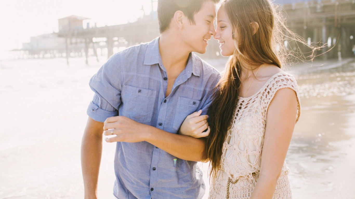 Romanticismo, Pareja, Abrazo, Amor, Interacción. Wallpaper in 1366x768 Resolution