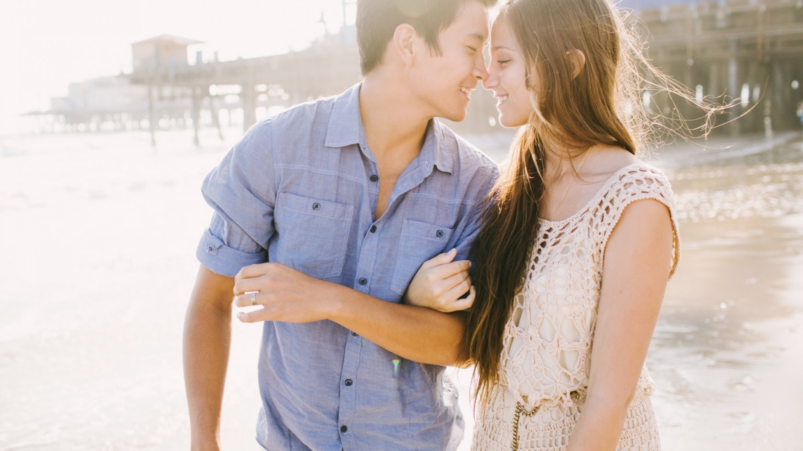 Couple, Câlin, Amour, Lune, Interaction. Wallpaper in 2560x1440 Resolution