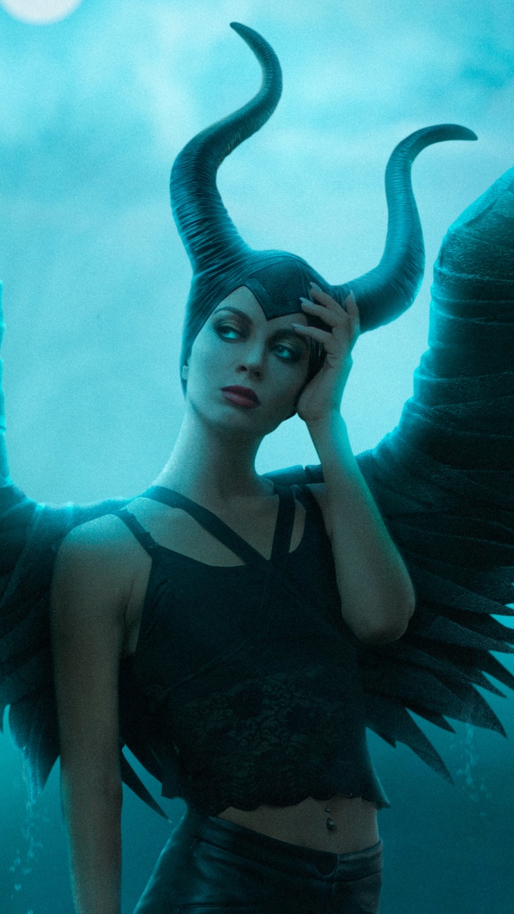 Femme en Débardeur Noir et Short Vert. Wallpaper in 720x1280 Resolution