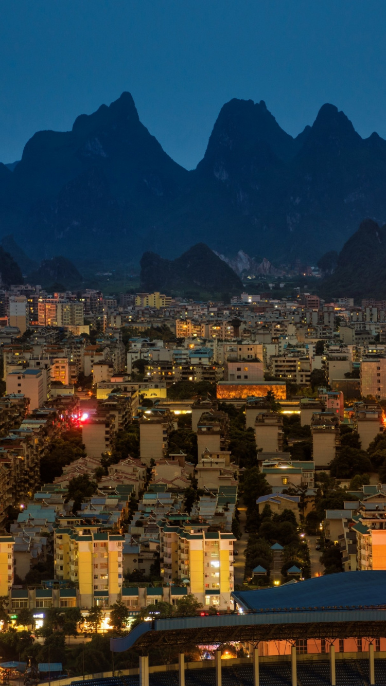 Stadt Mit Hochhäusern Während Der Nacht. Wallpaper in 750x1334 Resolution