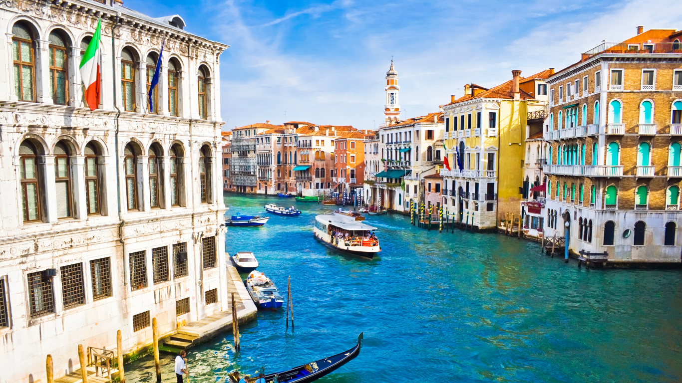 Blue and White Boat on River Between Buildings During Daytime. Wallpaper in 1366x768 Resolution