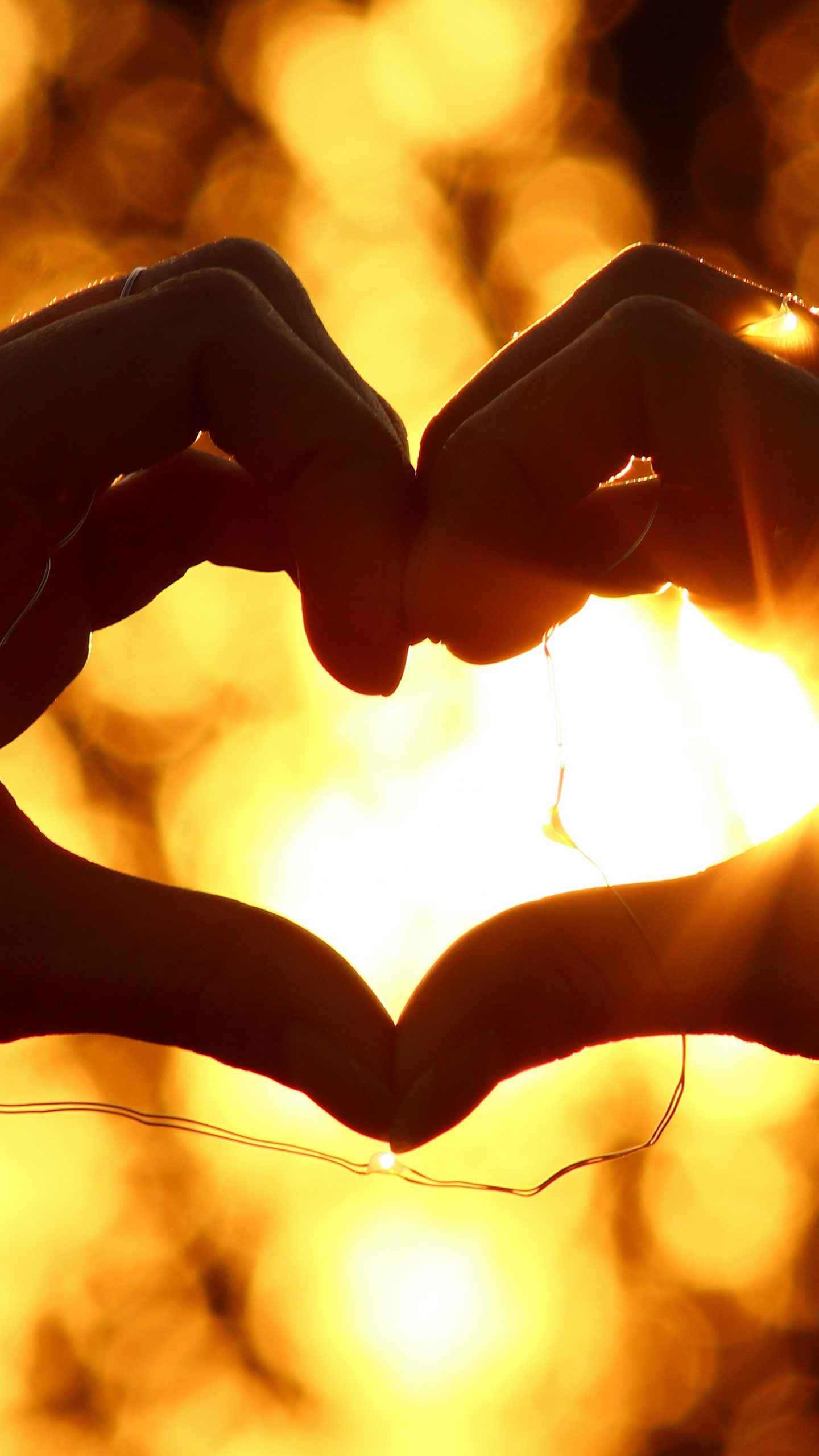 Mano de Personas Formando Corazón. Wallpaper in 1440x2560 Resolution