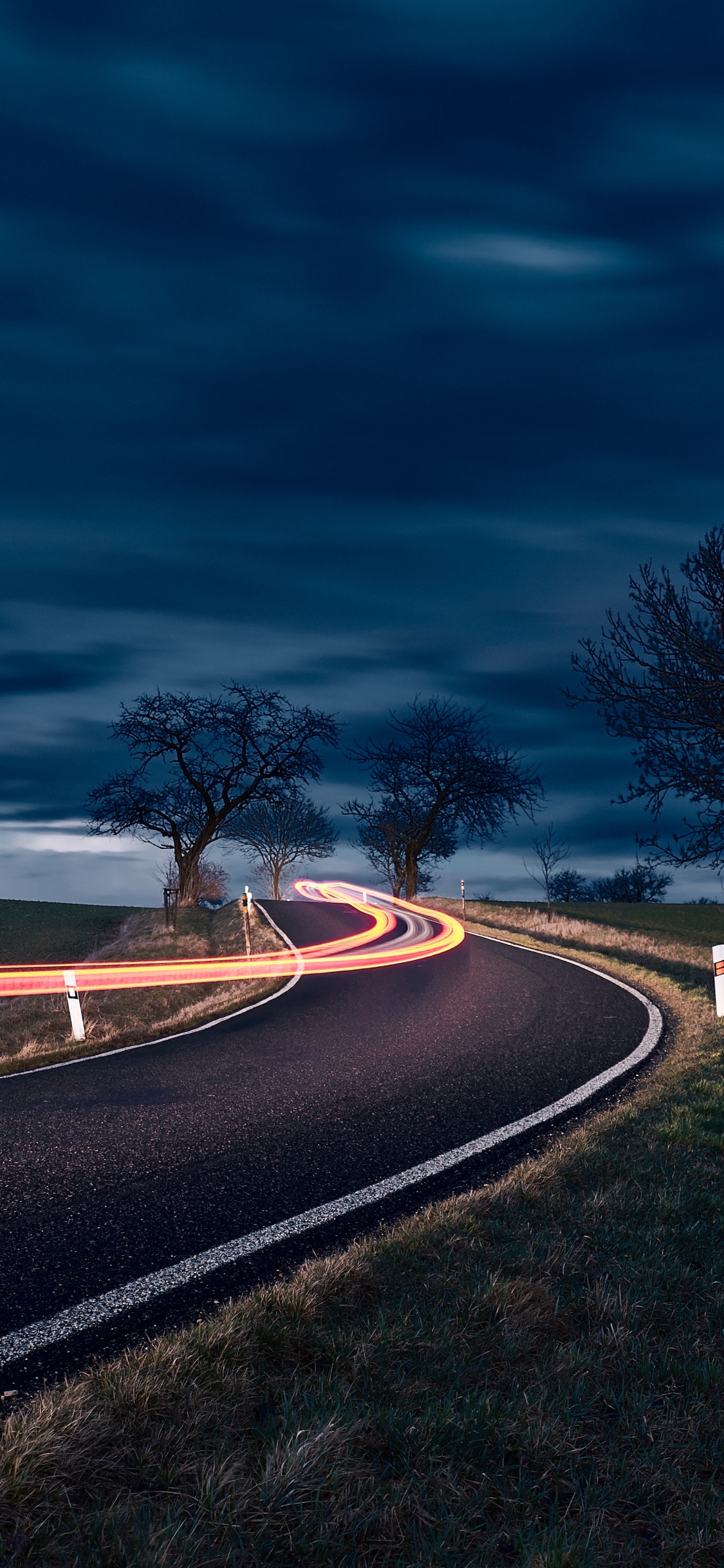 Road, Nacht, Blau, Cloud, Baum. Wallpaper in 1125x2436 Resolution