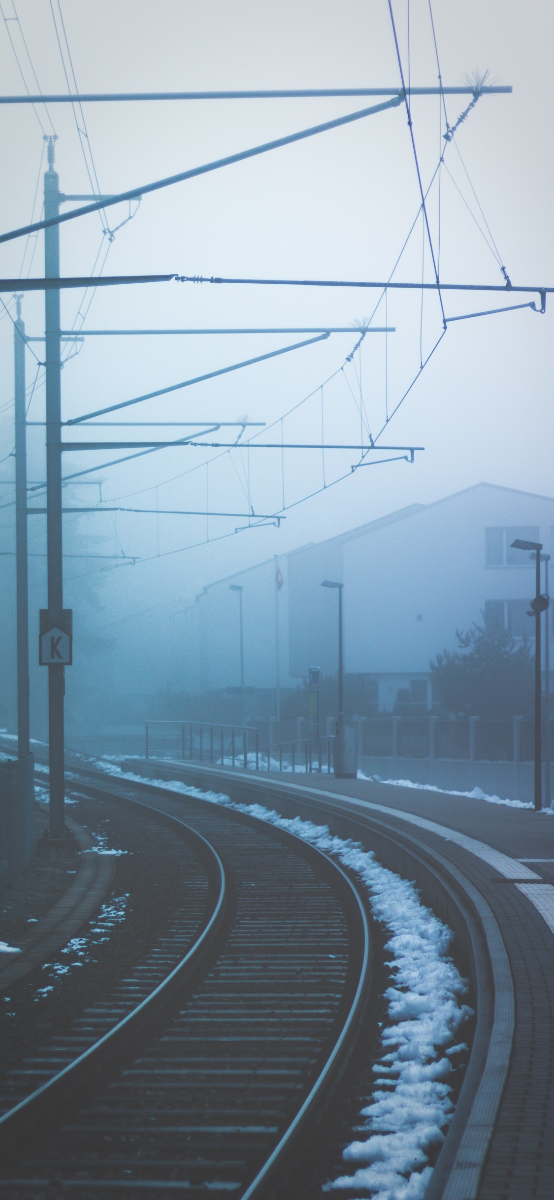 Rail de Train en Métal Noir Pendant la Journée. Wallpaper in 1125x2436 Resolution