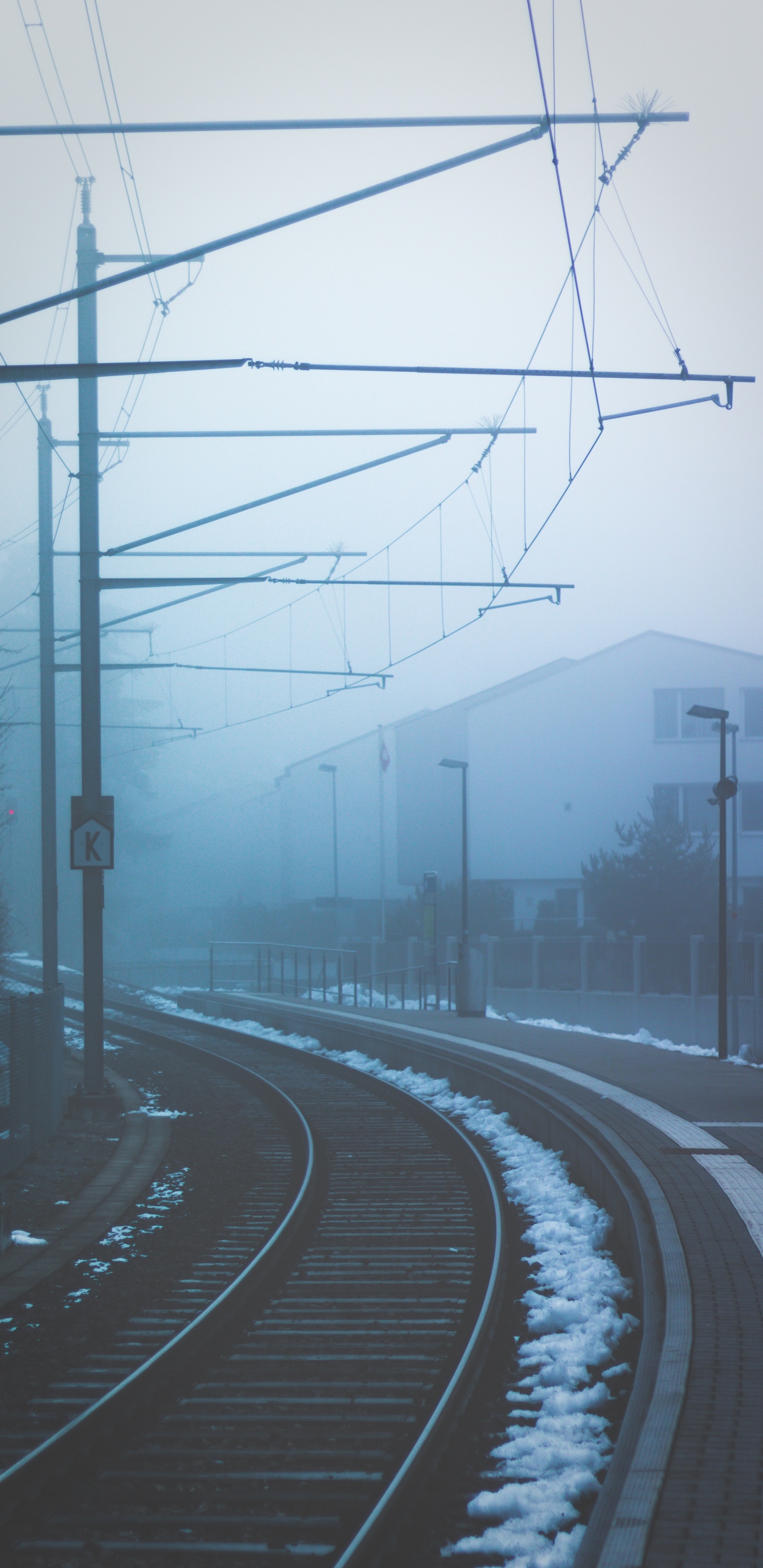 Rail de Train en Métal Noir Pendant la Journée. Wallpaper in 1440x2960 Resolution