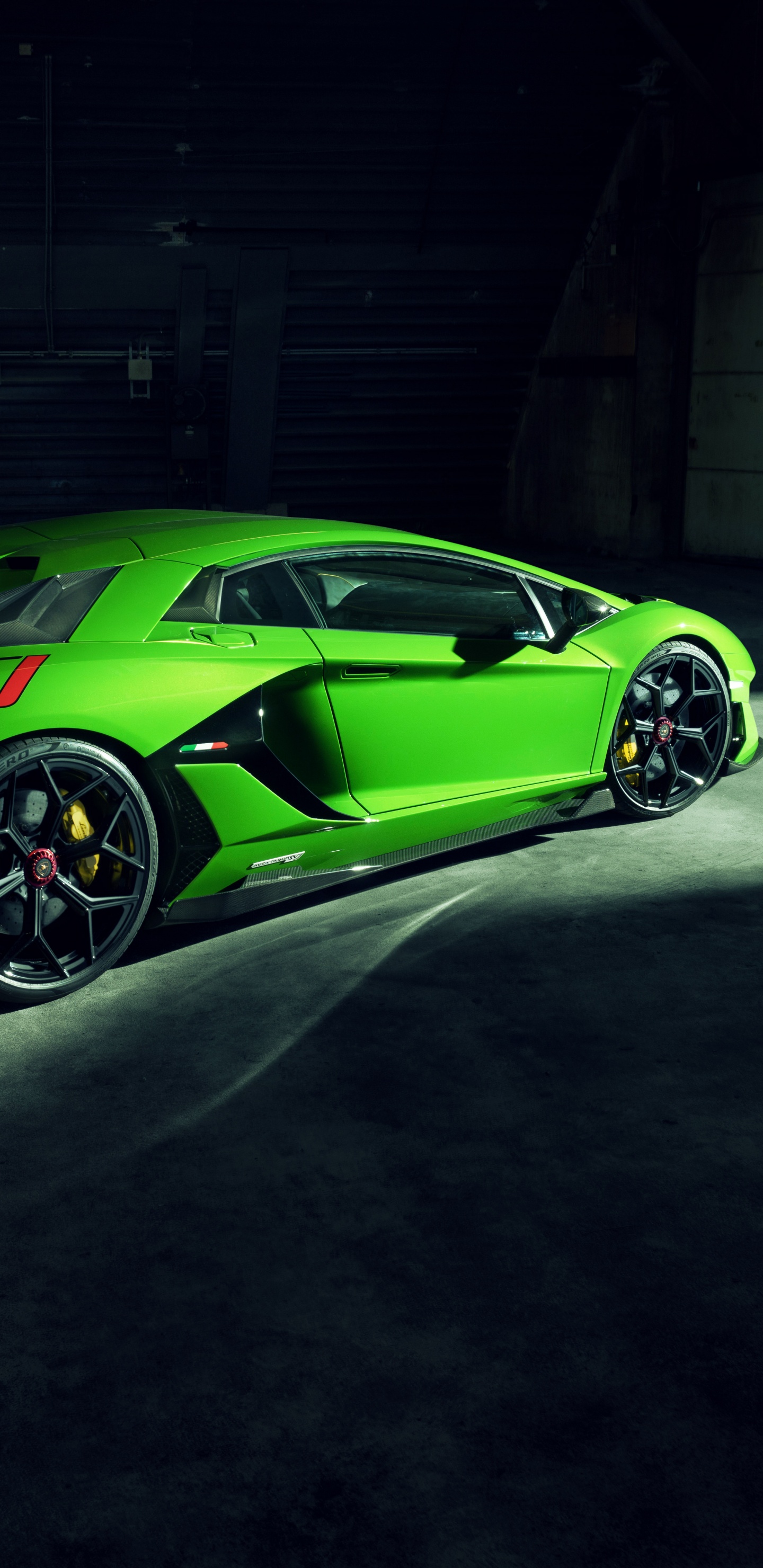 Grüner Porsche 911 in Garage Geparkt. Wallpaper in 1440x2960 Resolution