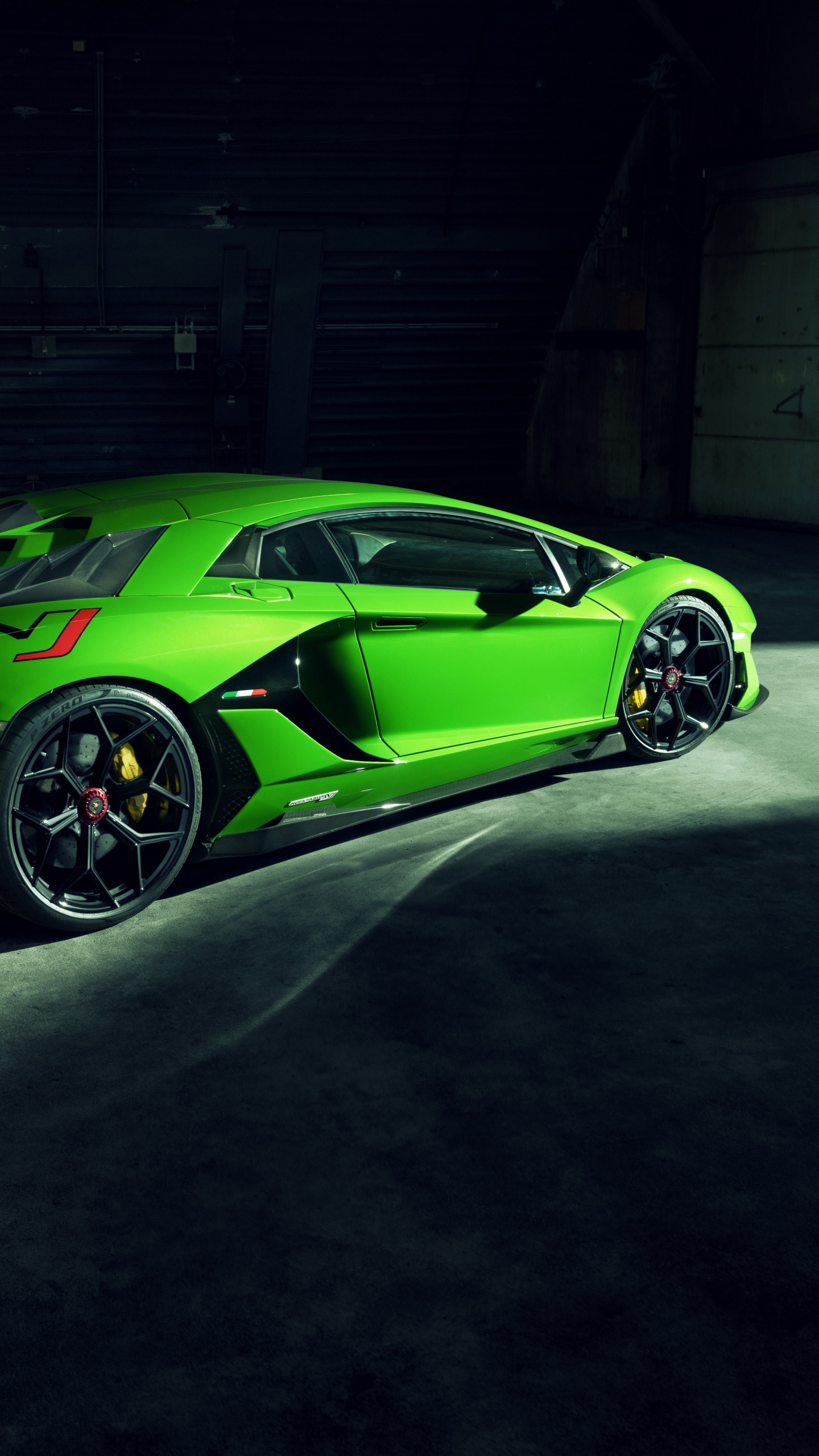 Porsche 911 Verde Estacionado en el Garaje. Wallpaper in 1440x2560 Resolution