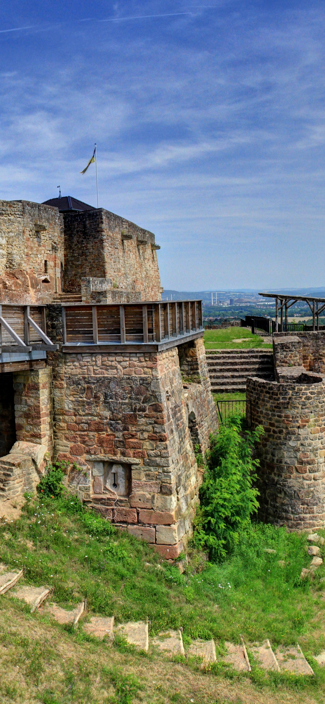 Bâtiment en Briques Brunes Sur Terrain D'herbe Verte Sous Ciel Bleu Pendant la Journée. Wallpaper in 1125x2436 Resolution