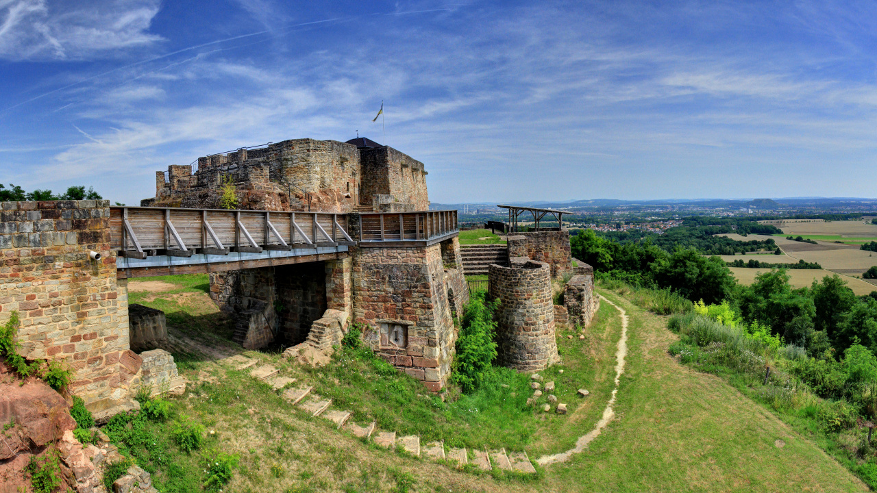 Bâtiment en Briques Brunes Sur Terrain D'herbe Verte Sous Ciel Bleu Pendant la Journée. Wallpaper in 1280x720 Resolution