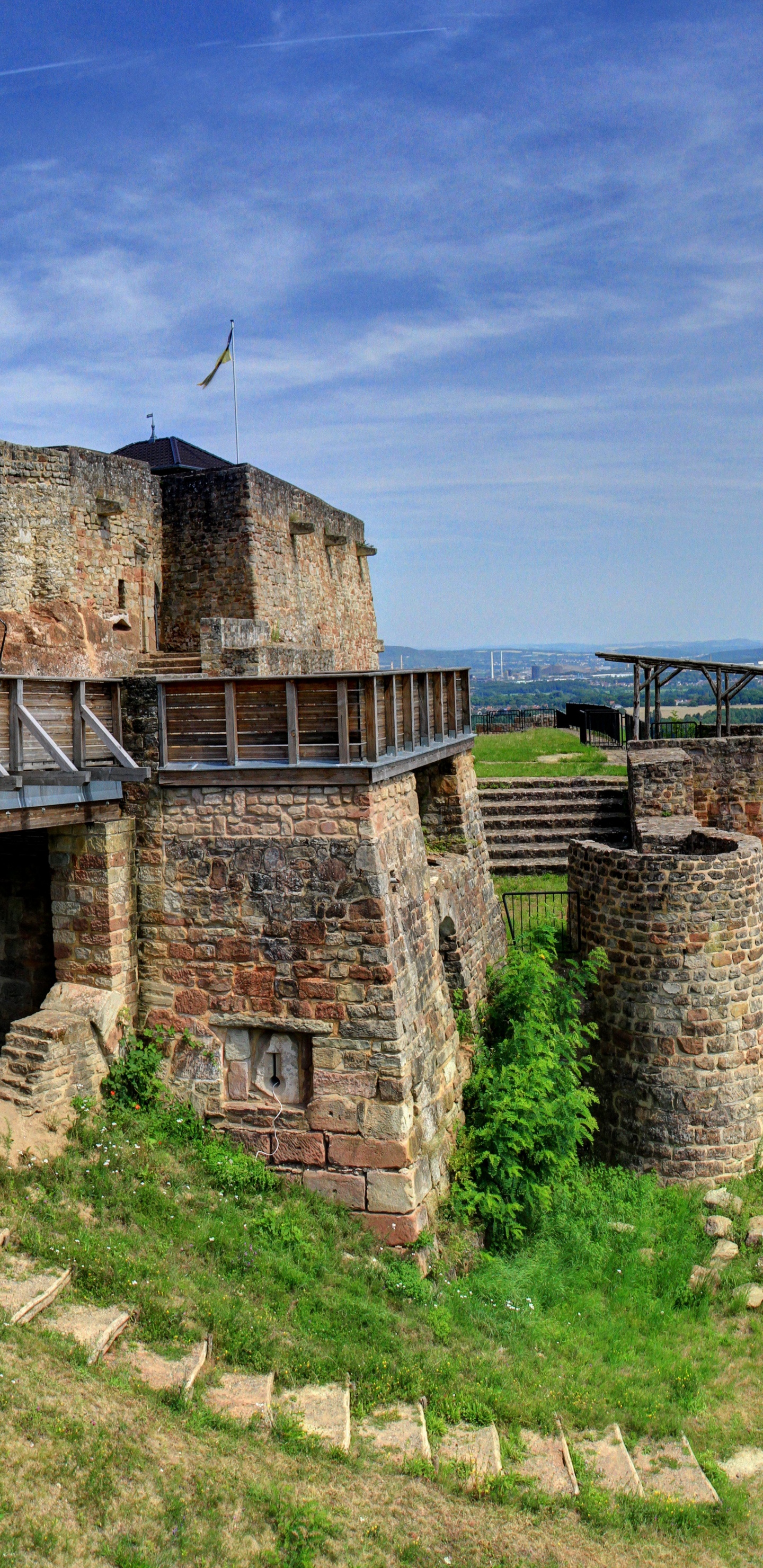 Bâtiment en Briques Brunes Sur Terrain D'herbe Verte Sous Ciel Bleu Pendant la Journée. Wallpaper in 1440x2960 Resolution