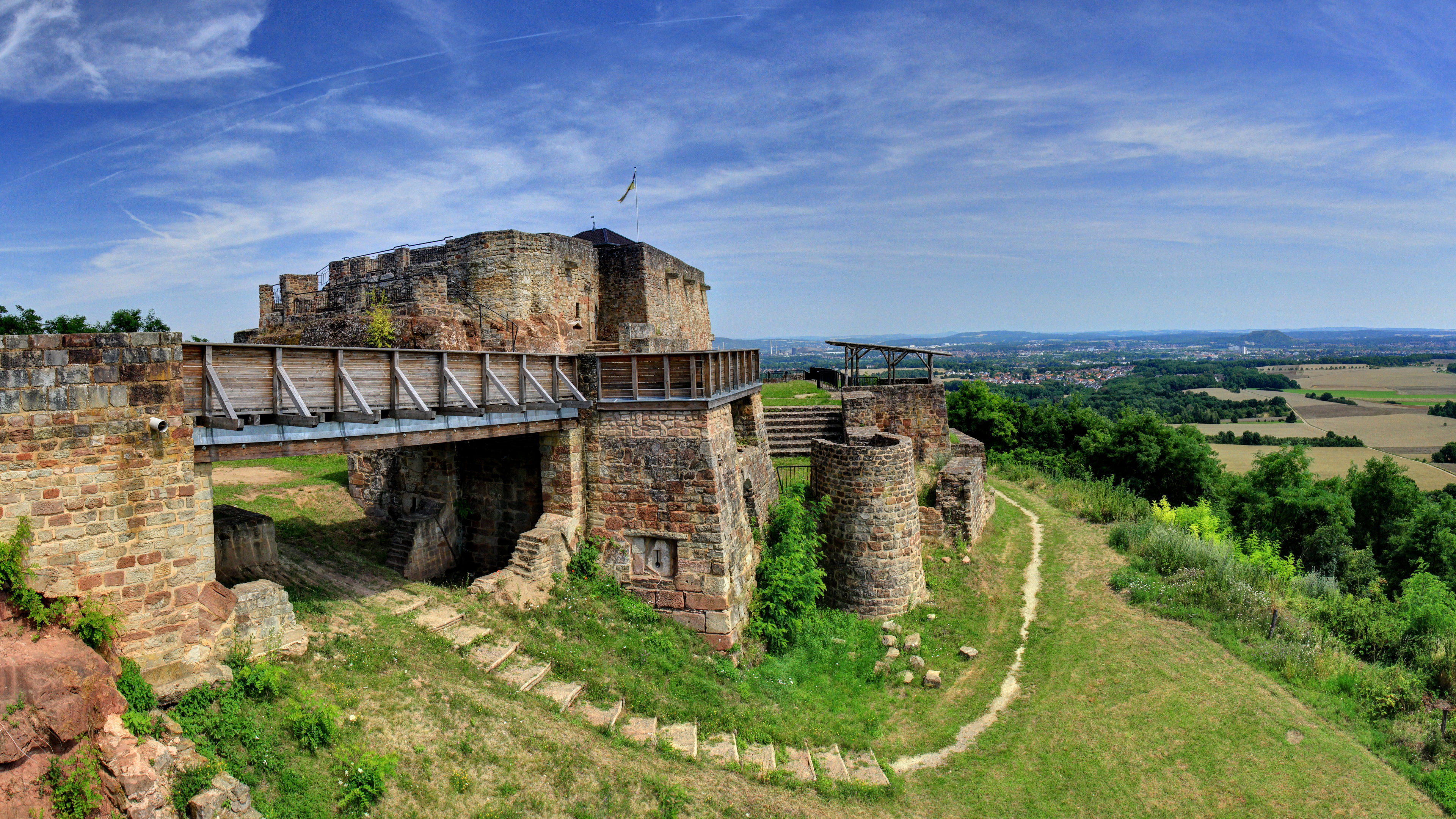 Bâtiment en Briques Brunes Sur Terrain D'herbe Verte Sous Ciel Bleu Pendant la Journée. Wallpaper in 3840x2160 Resolution