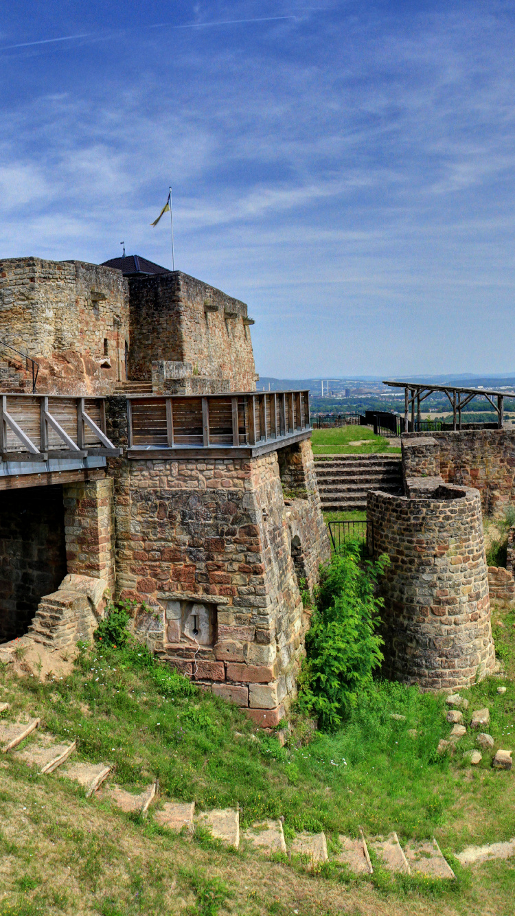 Bâtiment en Briques Brunes Sur Terrain D'herbe Verte Sous Ciel Bleu Pendant la Journée. Wallpaper in 750x1334 Resolution