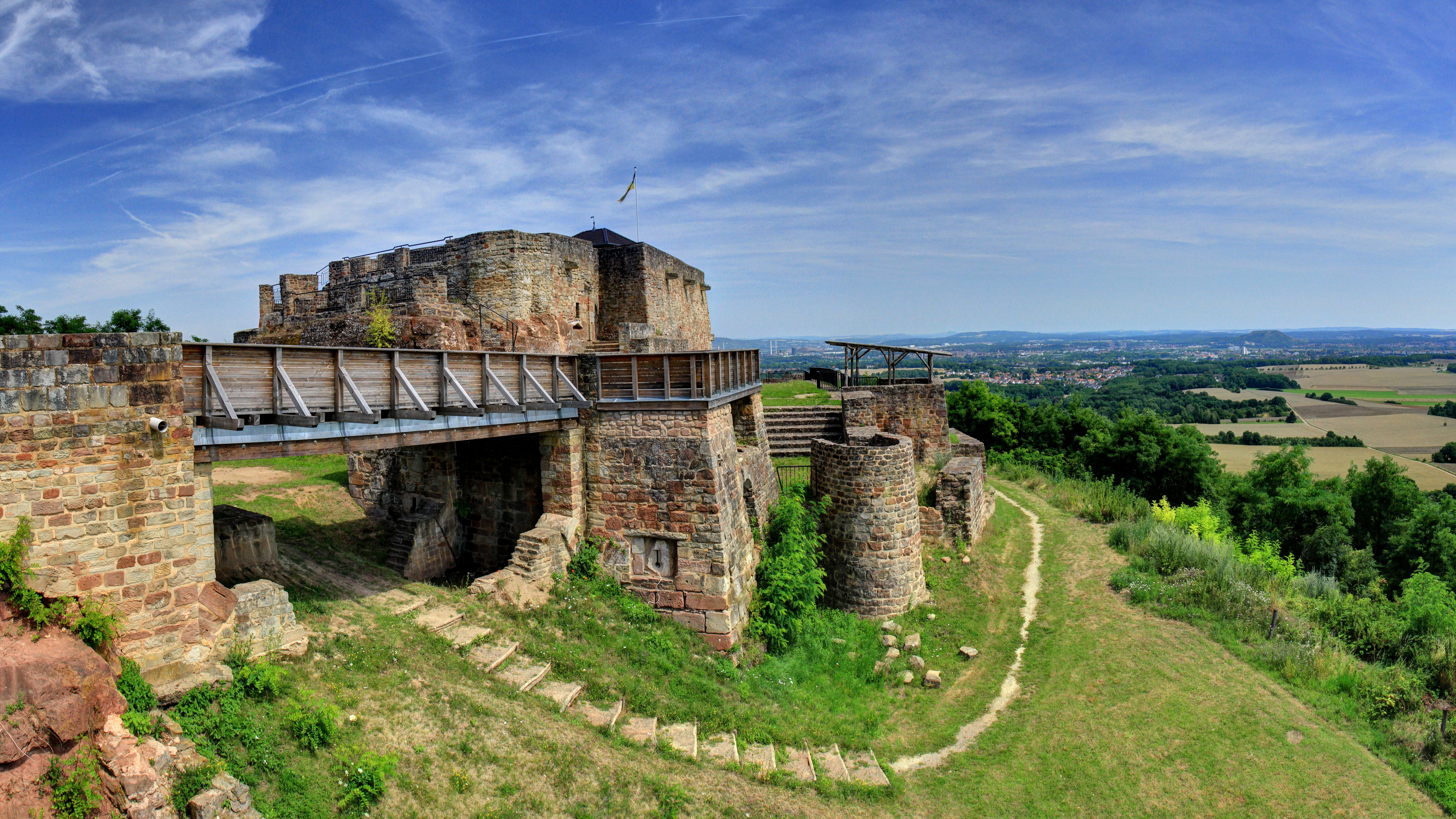 Bâtiment en Briques Brunes Sur Terrain D'herbe Verte Sous Ciel Bleu Pendant la Journée. Wallpaper in 7680x4320 Resolution