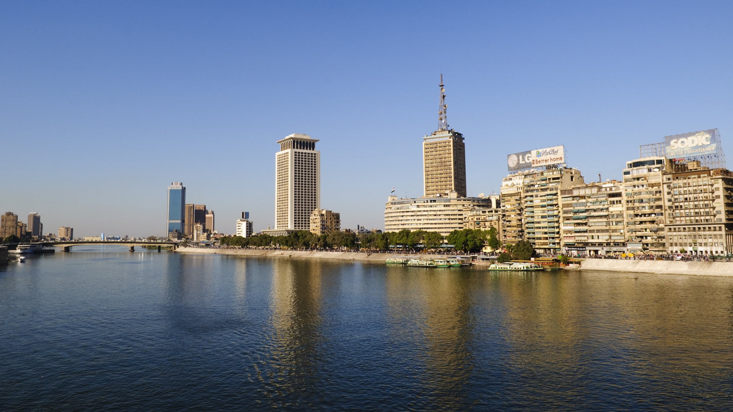 Horizonte de la Ciudad a Través Del Cuerpo de Agua Durante el Día.. Wallpaper in 2560x1440 Resolution