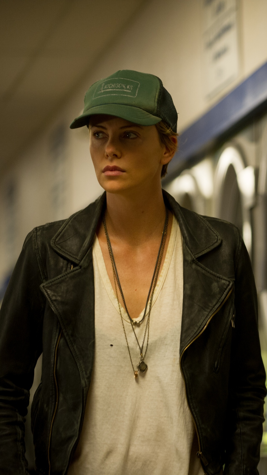 Femme en Blouson de Cuir Noir Debout Près D'une Machine à Laver à Chargement Frontal. Wallpaper in 1080x1920 Resolution