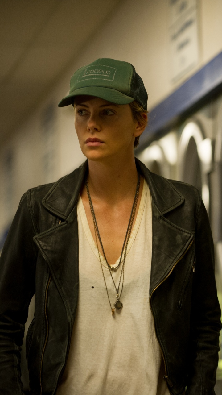 Frau in Schwarzer Lederjacke in Der Nähe Der Frontlader-Waschmaschine. Wallpaper in 720x1280 Resolution