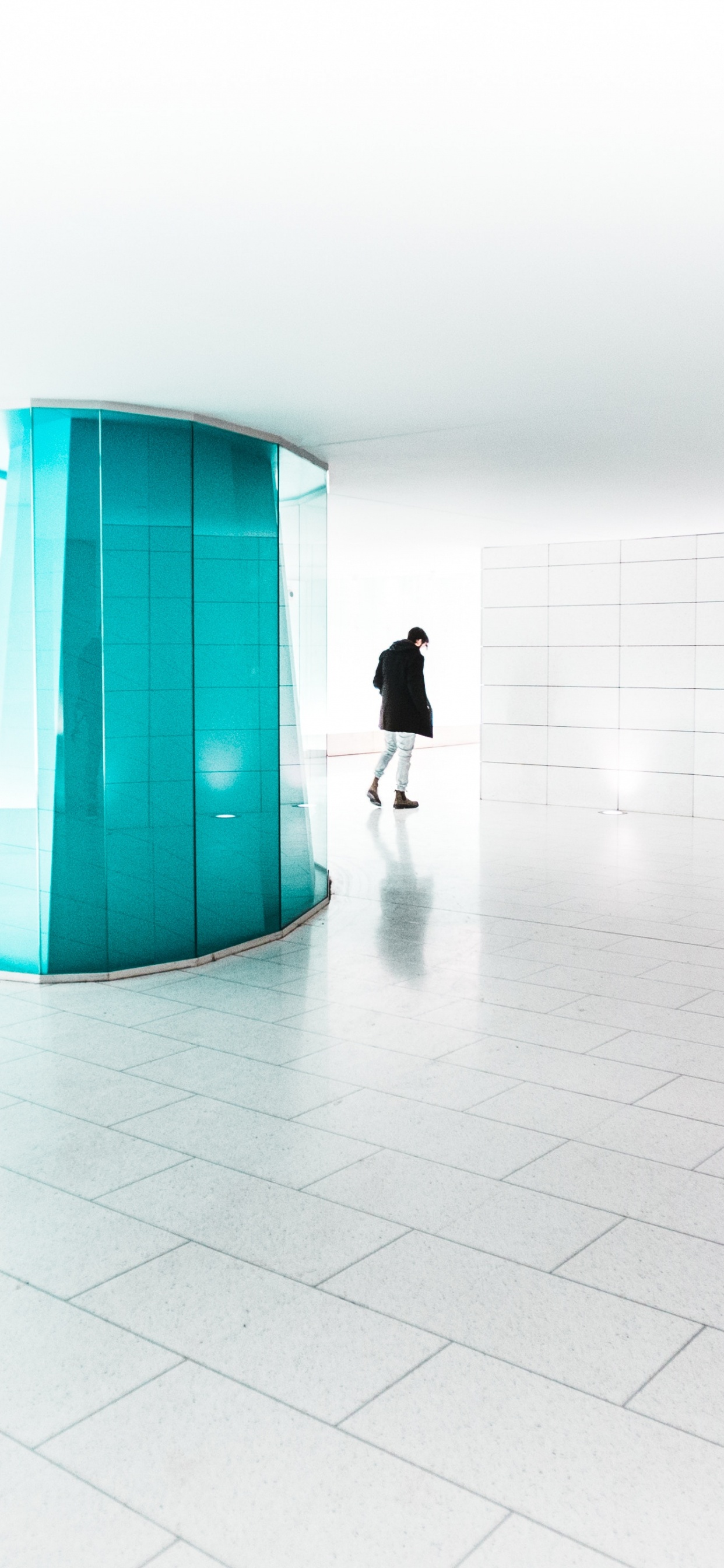 Homme en Veste Noire Marchant Sur Des Carreaux de Sol Blancs. Wallpaper in 1242x2688 Resolution