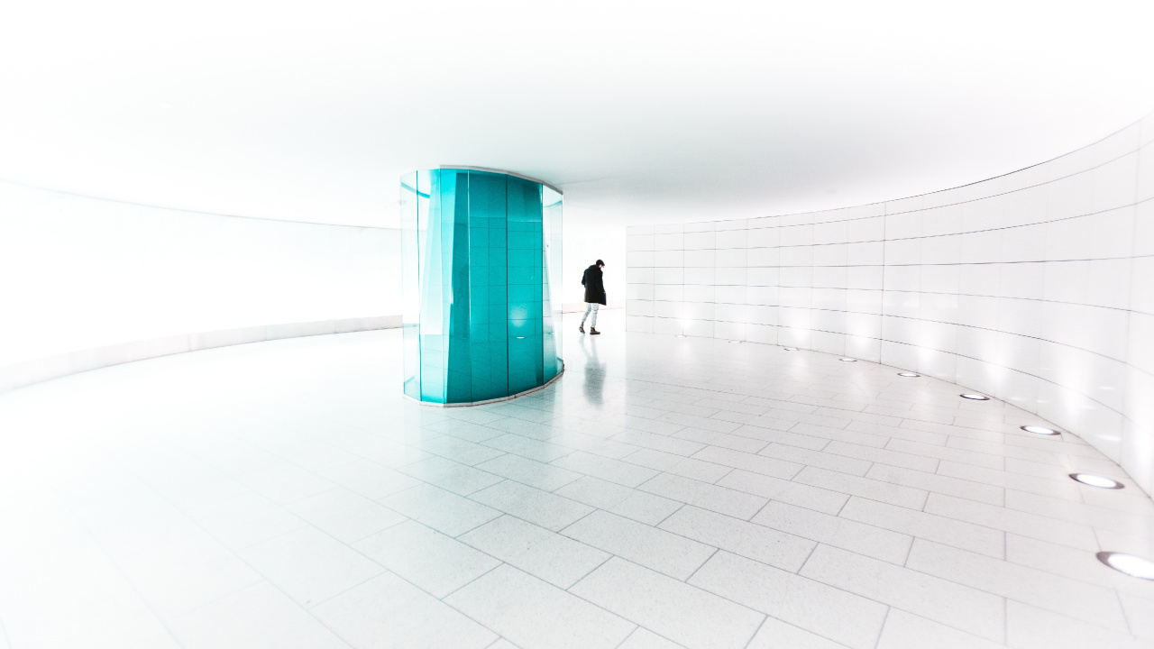 Homme en Veste Noire Marchant Sur Des Carreaux de Sol Blancs. Wallpaper in 1280x720 Resolution