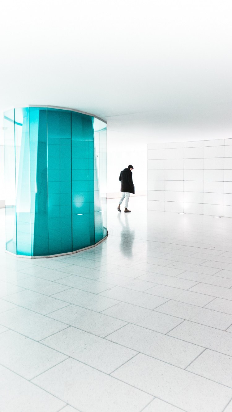 Homme en Veste Noire Marchant Sur Des Carreaux de Sol Blancs. Wallpaper in 750x1334 Resolution