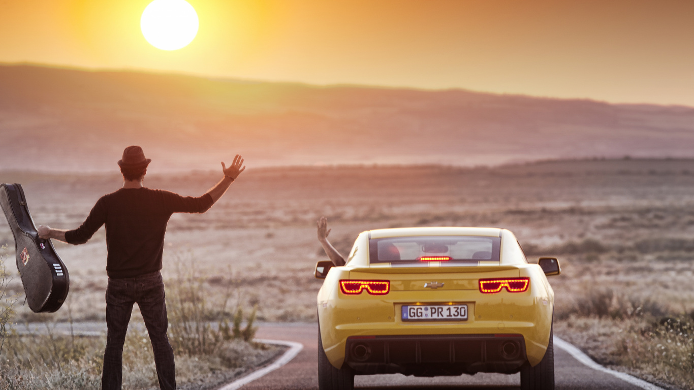 Mann in Schwarzem T-Shirt Und Schwarzer Hose Steht Neben Weißem Porsche 911. Wallpaper in 1366x768 Resolution