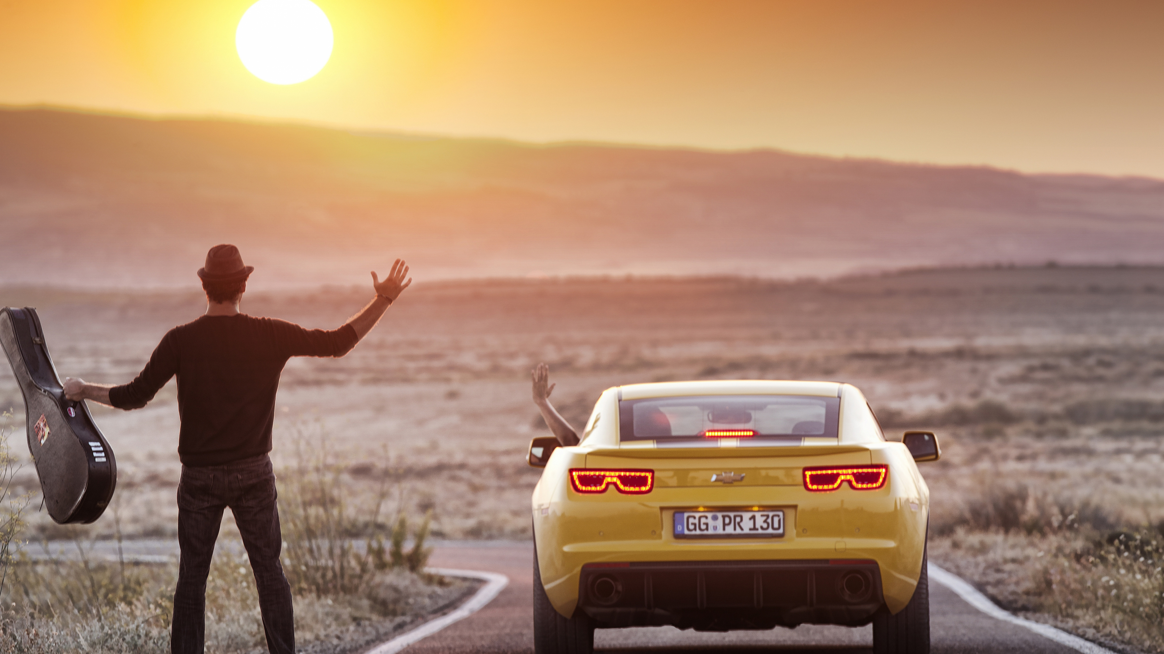 Mann in Schwarzem T-Shirt Und Schwarzer Hose Steht Neben Weißem Porsche 911. Wallpaper in 3840x2160 Resolution