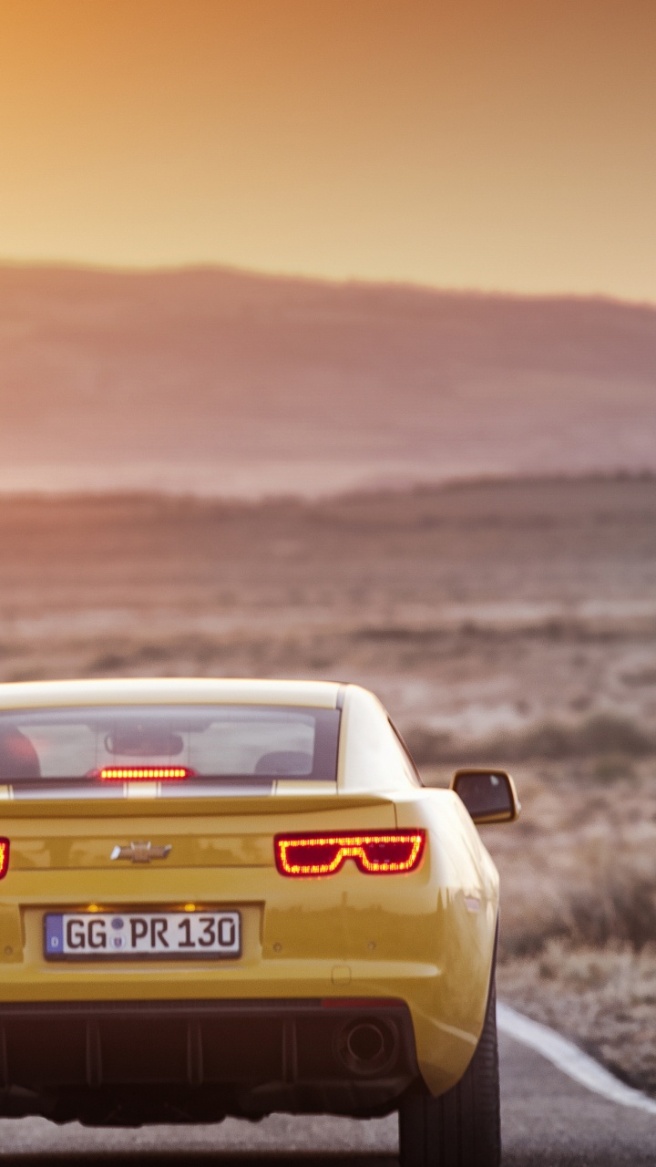 Man in Black T-shirt and Black Pants Standing Beside White Porsche 911. Wallpaper in 720x1280 Resolution