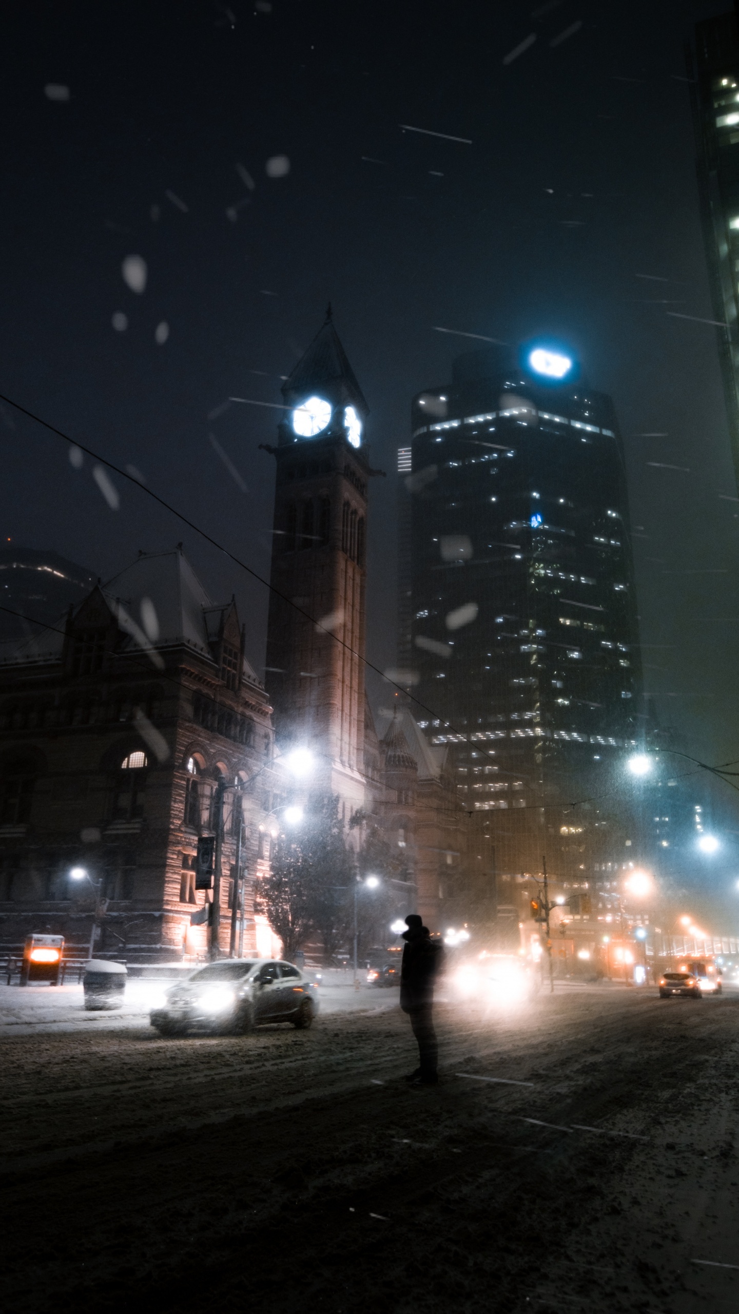 Personnes Marchant Dans la Rue Pendant la Nuit. Wallpaper in 1440x2560 Resolution