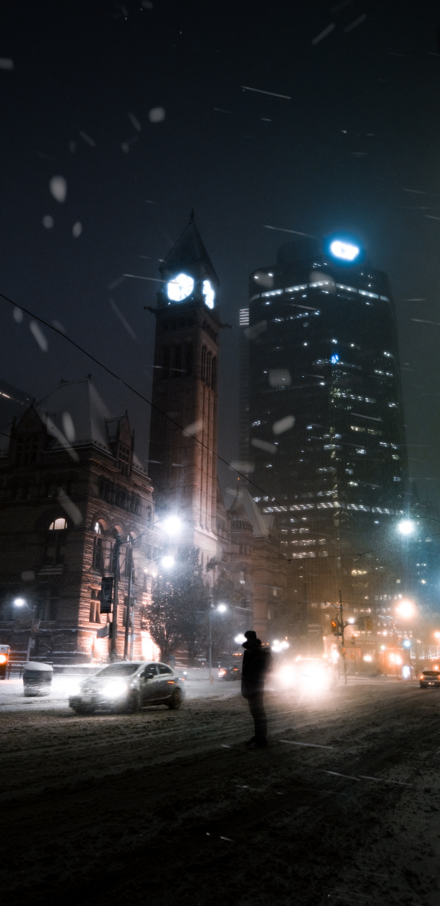 Personnes Marchant Dans la Rue Pendant la Nuit. Wallpaper in 1440x2960 Resolution