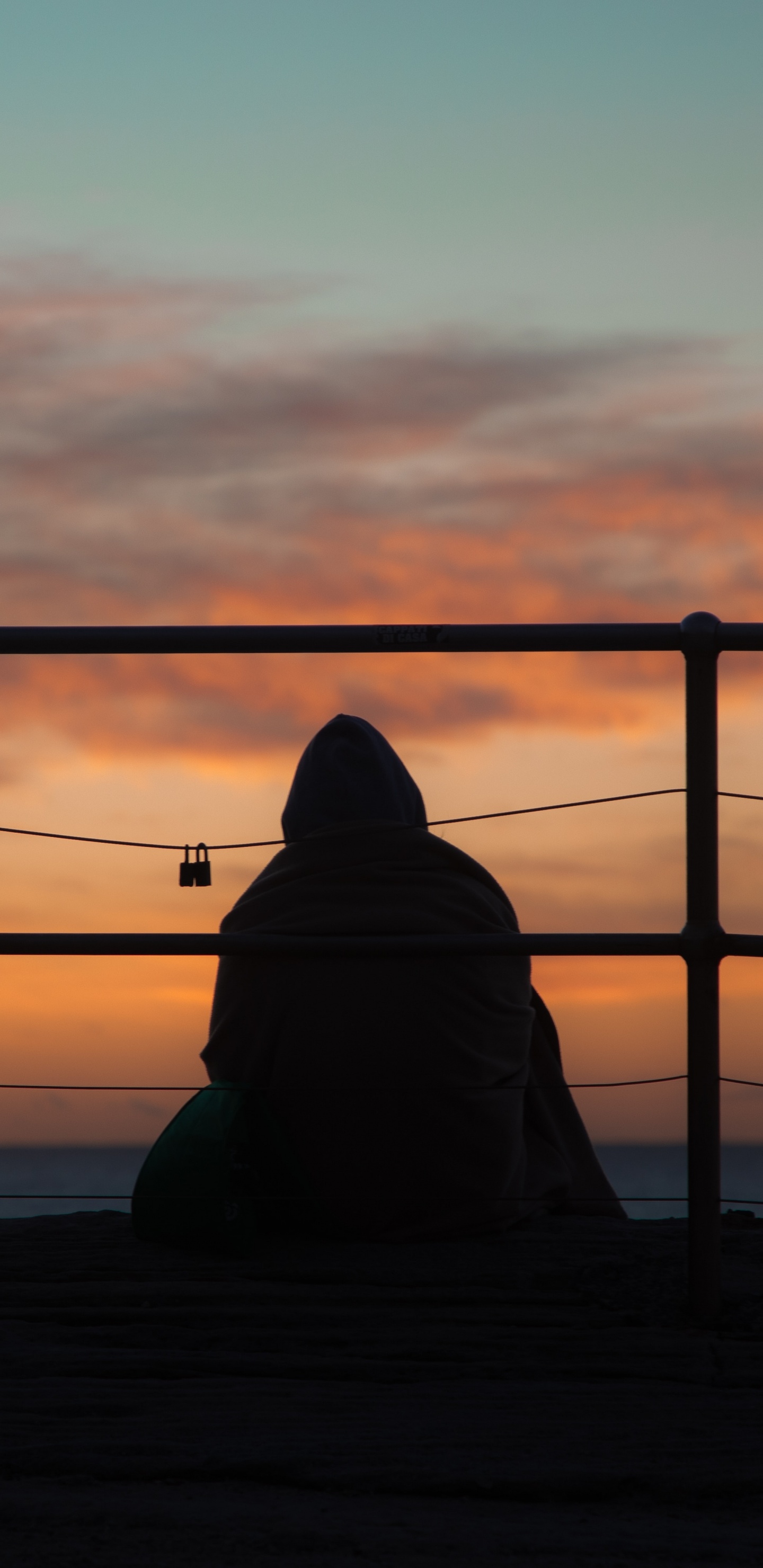 Silhouette de Personne Assise Sur un Quai en Bois Pendant le Coucher du Soleil. Wallpaper in 1440x2960 Resolution