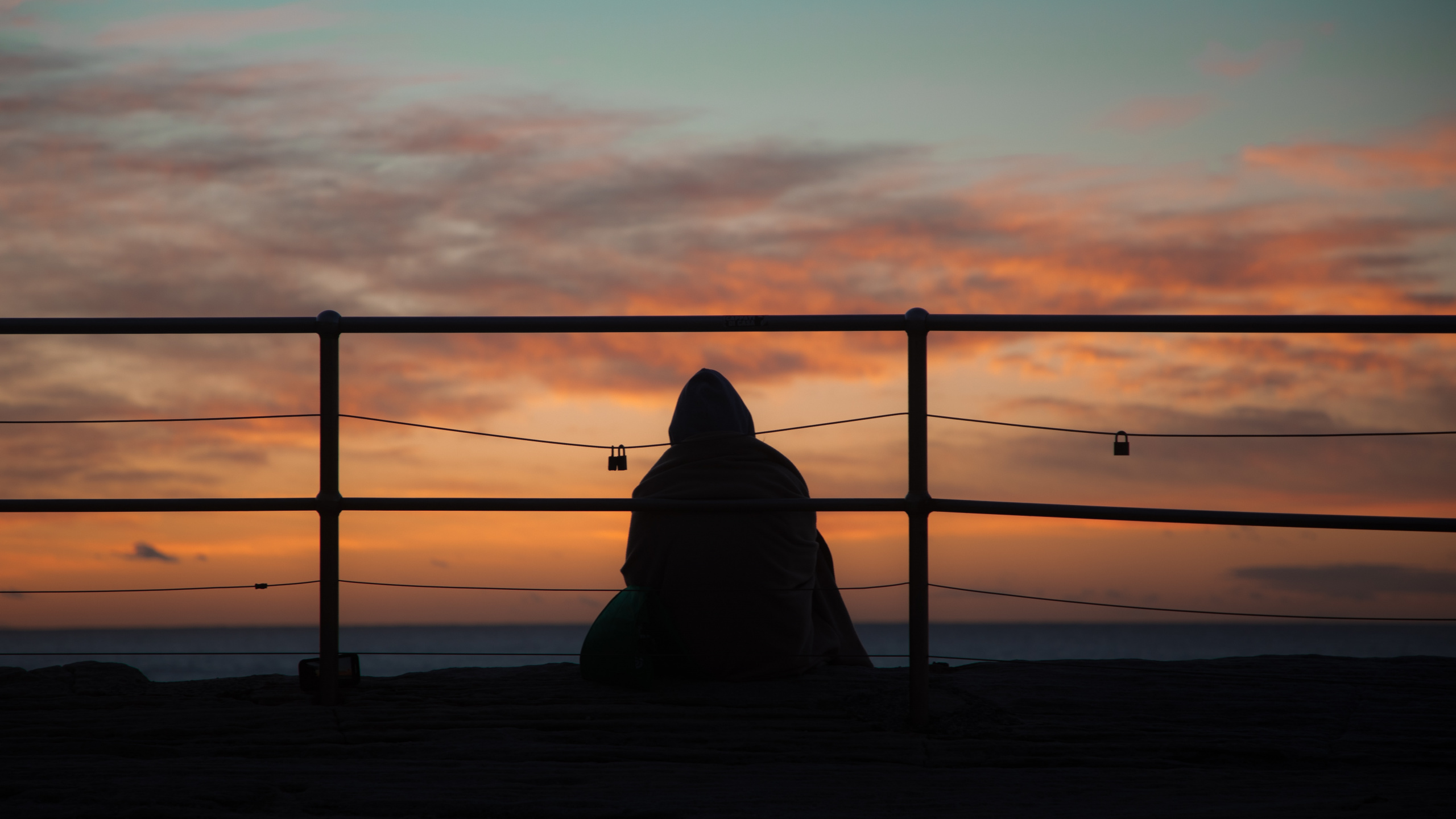 Silhouette de Personne Assise Sur un Quai en Bois Pendant le Coucher du Soleil. Wallpaper in 2560x1440 Resolution