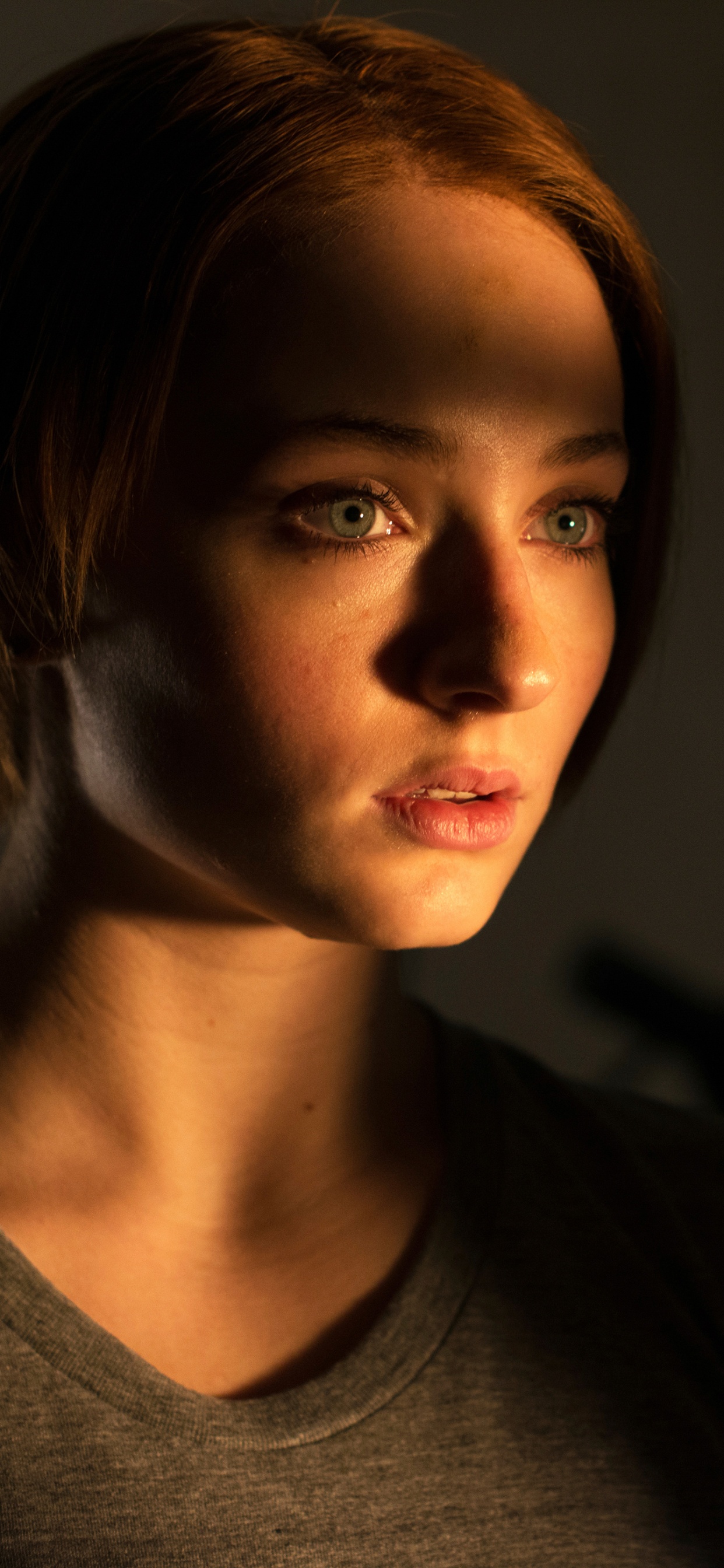 Mujer en Camiseta Gris Con Cuello Redondo. Wallpaper in 1242x2688 Resolution