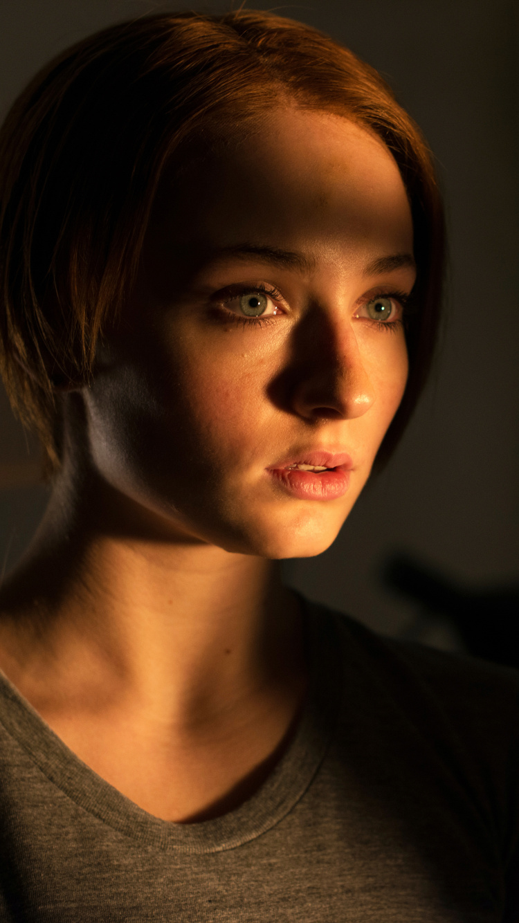 Mujer en Camiseta Gris Con Cuello Redondo. Wallpaper in 750x1334 Resolution