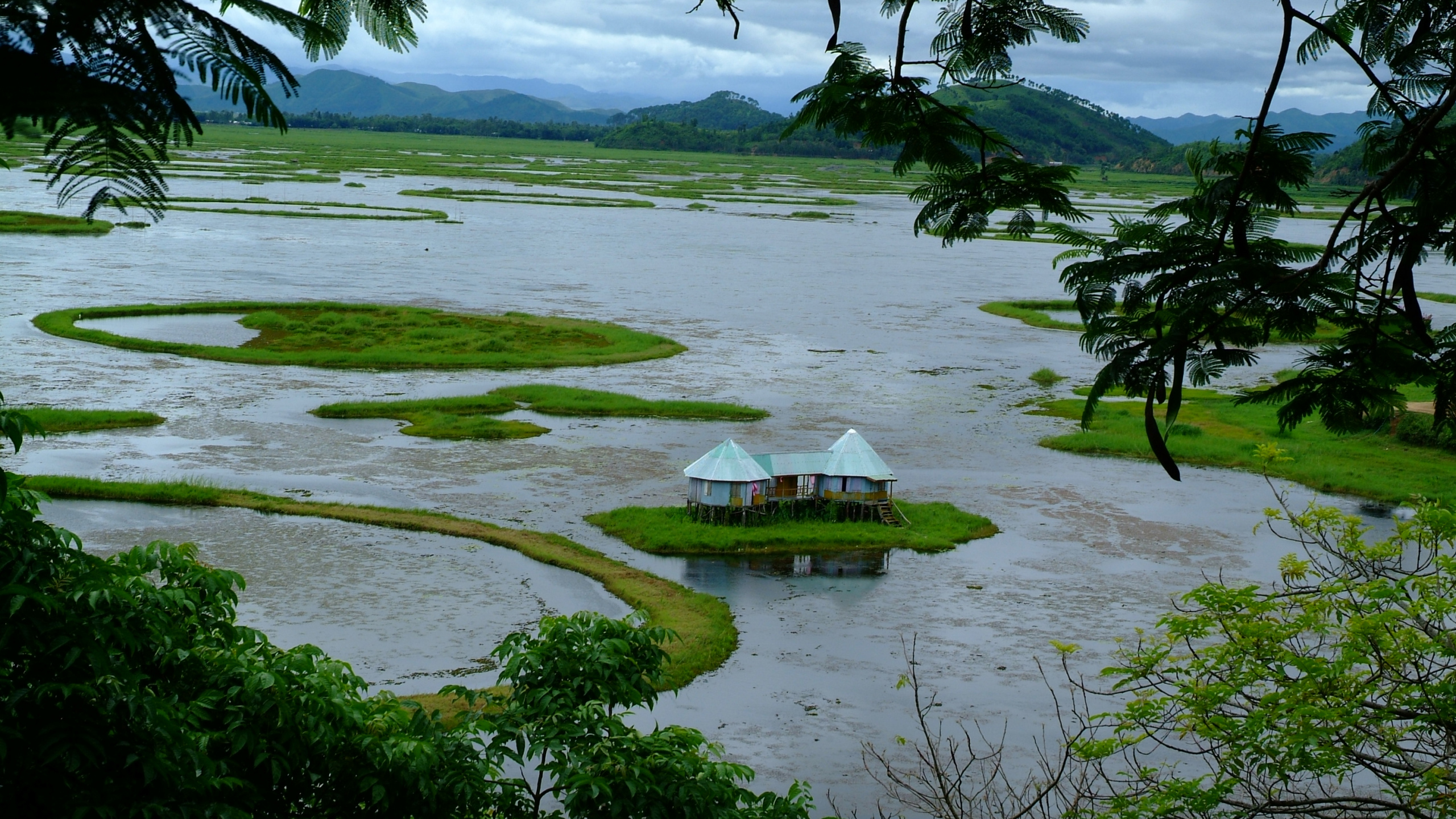 White and Brown Gazebo on Green Grass Field Near Body of Water During Daytime. Wallpaper in 2560x1440 Resolution